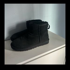 Like New! Ugg Black Mini Boots size 8